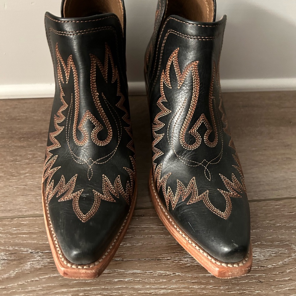 Ariat Dixon Western Ankle Boots in Black and Tan